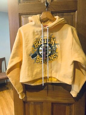 MITCHELL AND NESS NHL BOSTON BRUINS CROP TOP HOODIE